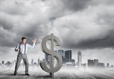 Öfkeli genç işadamı yumruklanmış dolar sembolüyle kaza yapacak.