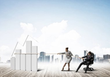 Genç iş adamları dışarıda ve büyüyen grafikler büyüme gösteriyor