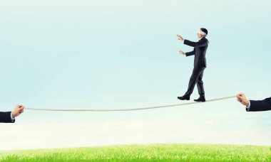 blindfolded işadamı ipe doğal arka plan üzerinde yürüme