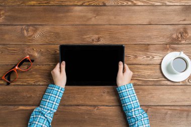 Tablet PC'yi kullanma eller 