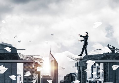 İşadamı blindfolded yürüyüş 