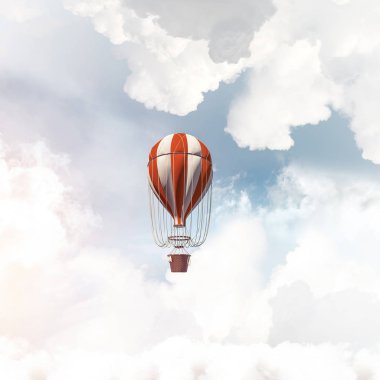 Renkli aerostat üzerinde mavi bulutlu gökyüzü uçan. 