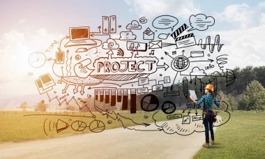 Açık havada mühendis kadının arka planı ve ekrana konsept çizimi