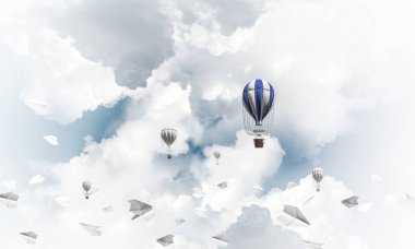 Renkli aerostat kağıt uçaklar arasında ve mavi bulutlu gökyüzü üzerinde uçan. 