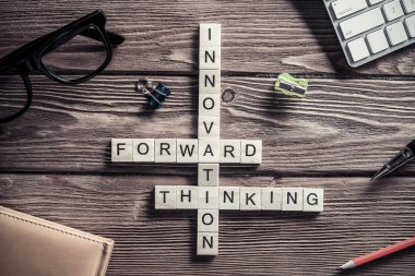 Ahşap küplerle bulmacada toplanan bilgisayar ve bağlantı kavramları