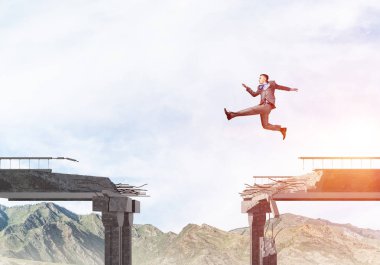 Arka planda, 3d render doğa manzaralı zorlukların üstesinden sembolü olarak büyük boşluğu beton köprü üstünden atlayarak işadamı