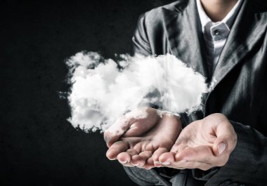 İş kadını closeup uygun avuç içi ile arka plan üzerinde koyu duvar sunan beyaz bulut. 