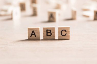 Abc alfabesi harfleri ahşap parçaları içinde toplanan üzerinde kelime