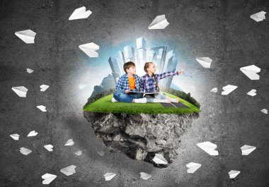  kitap ile yüzen adada Eko kavramı çocuklarım oturuyor.