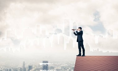 adam çatıda spyglass içinde arıyorum