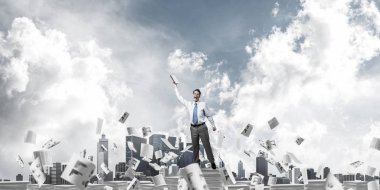 Arka planda, karışık teknik kağıt belgeleri ile bulutlu gökyüzü uçan arasında duran el kitabı ile uydurarak işadamı