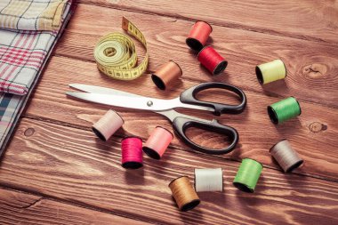 Ahşap masadaki dikiş seti aksesuarlarının parlak görüntüsü