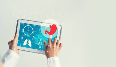 Doktorun ellerinde ilaç arayüzü ekranı olan tablet pc aygıtı