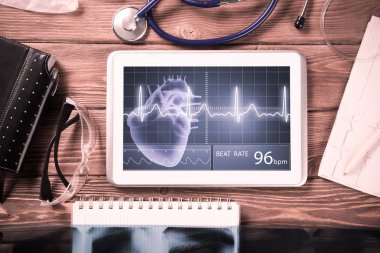 Beyaz tablet pc ve doktor araçları 