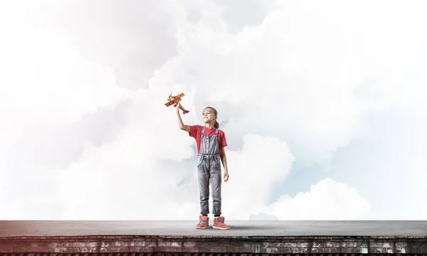 Menina criança feliz bonito no edifício — Fotografia de Stock