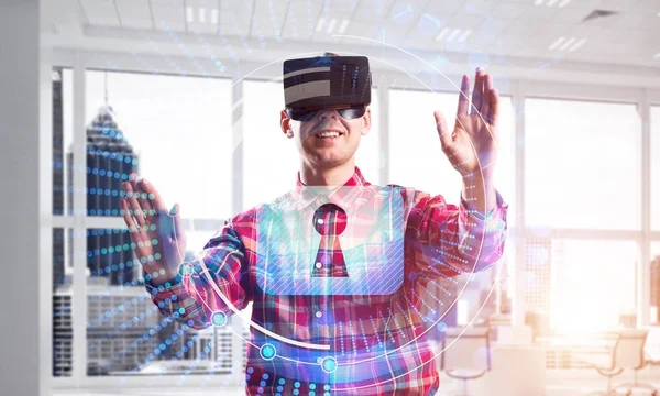 Guy wearing virtual headset — Stock Photo, Image