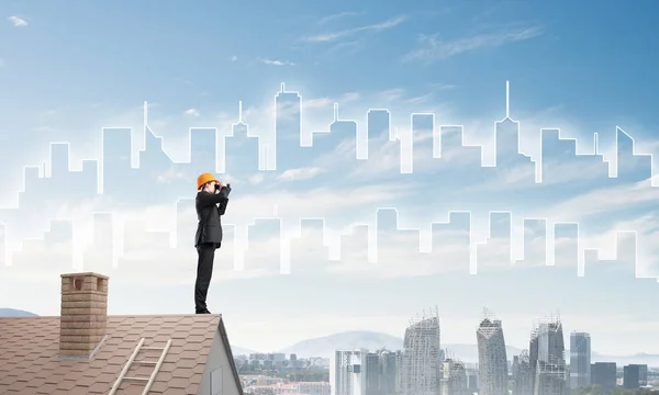 Ingenjören man stående på taket — Stockfoto