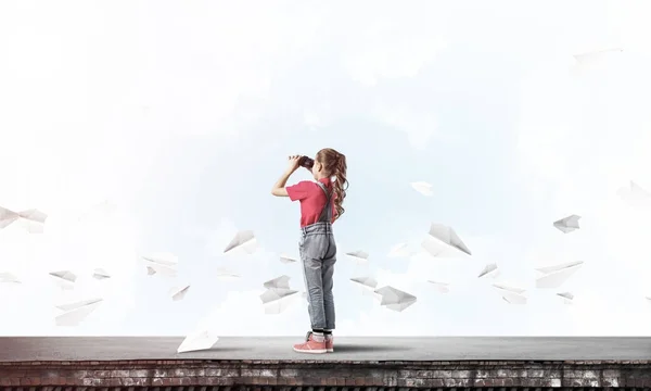 Menina Bonito Idade Escolar Construção Telhado Olhando Binóculos — Fotografia de Stock