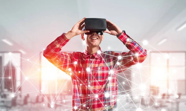 Человек с гарнитурой виртуальной реальности — стоковое фото