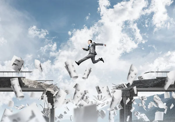 Empresario saltando sobre la brecha — Foto de Stock