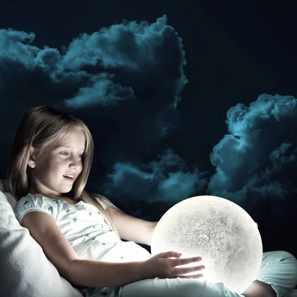 Cute Girl Siedzi Łóżku Patrząc Księżyc Planety — Zdjęcie stockowe