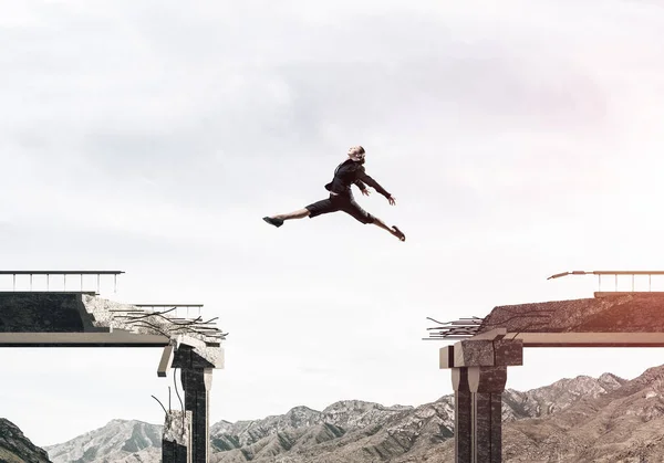 Mujer Negocios Saltando Sobre Una Enorme Brecha Puente Hormigón Como — Foto de Stock