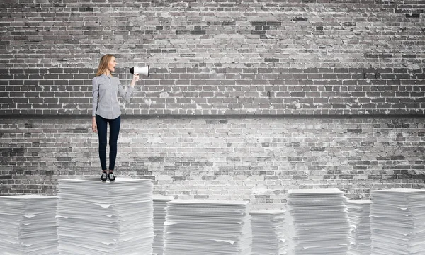 Frau Legerer Kleidung Die Auf Einem Stapel Dokumente Steht Mit — Stockfoto