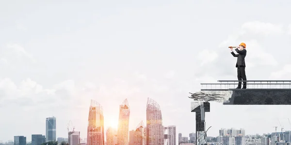 Joven ingeniero de traje y casco — Foto de Stock