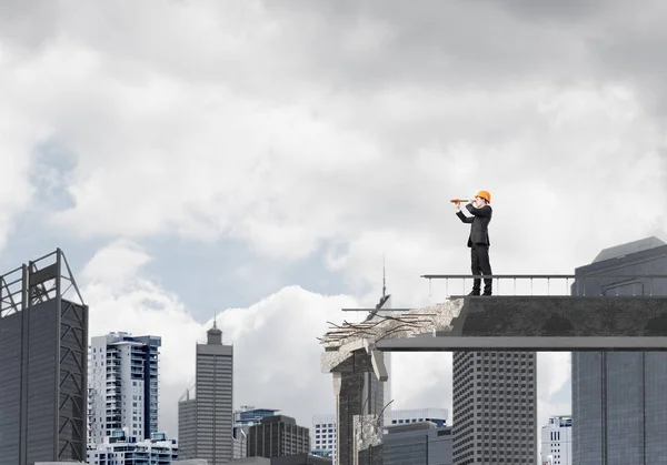 Joven ingeniero de traje y casco — Foto de Stock