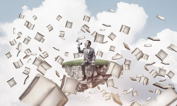Fiatal Üzletember Zöld Szigeten Sikít Érzelmileg Megafon Könyvek Repülő Körül — Stock Fotó