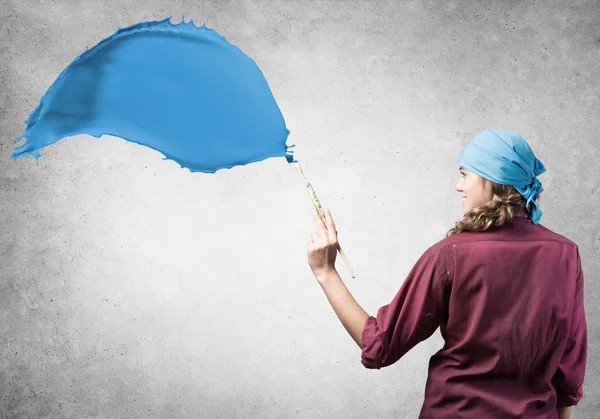 Junge Hübsche Künstlerin Mit Pinsel Der Hand — Stockfoto