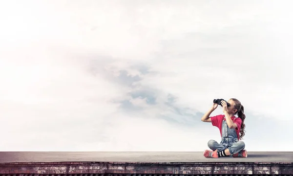 สาวน ยเร ยนบนหล งคาอาคาร มองในกล องส องทางไกล — ภาพถ่ายสต็อก