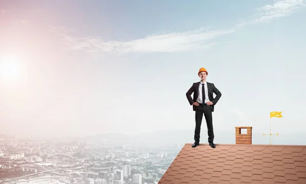 Uomo d'affari in tuta sul bordo del tetto — Foto Stock