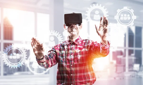 Человек с гарнитурой виртуальной реальности — стоковое фото