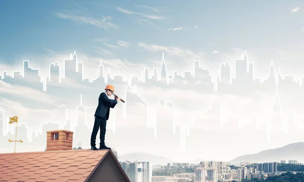 Uomo sul tetto guardando in cannocchiale — Foto Stock