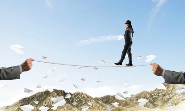 Empresario caminando con los ojos vendados — Foto de Stock