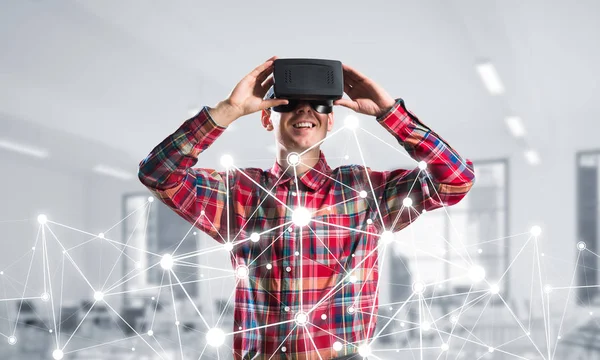 Homme avec casque de réalité virtuelle — Photo