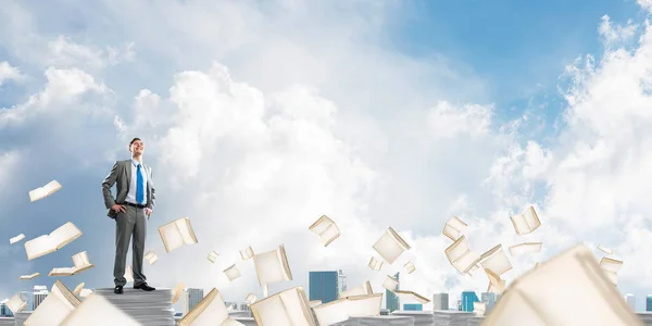 Fiducioso Uomo Affari Giacca Cravatta Piedi Mucchio Documenti Tra Libri — Foto Stock