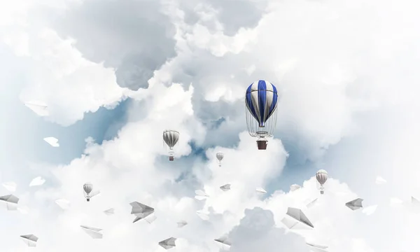 五颜六色的浮飞行在纸飞机和在蓝色多云天空 — 图库照片