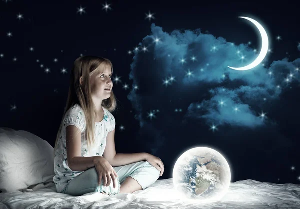 Niedliches Mädchen Sitzt Bett Und Schaut Auf Den Planeten Erde — Stockfoto