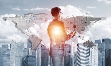 Cityscape arka plan karşı elinde günlüğü ile zarif işadamı çift pozlama