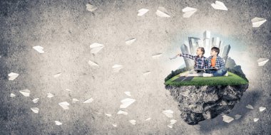  kitap ile yüzen adada Eko kavramı çocuklarım oturuyor.