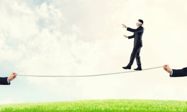 blindfolded işadamı ipe doğal arka plan üzerinde yürüme