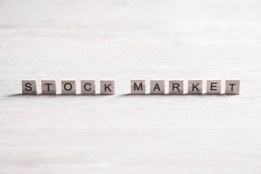 Harflerle ahşap elemanlarının iş kavramsal kelime toplanan