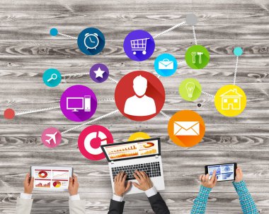 Bir grup insan cihazlar ile 