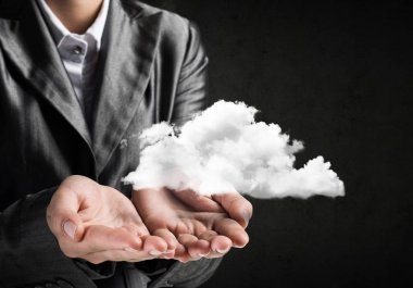 İş kadını closeup uygun avuç içi ile arka plan üzerinde koyu duvar sunan beyaz bulut. 