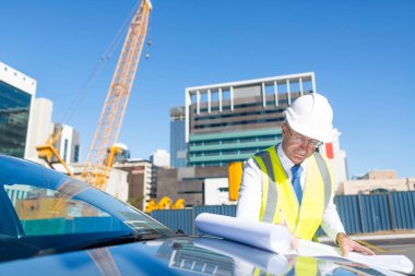 mühendis adam kask içinde 