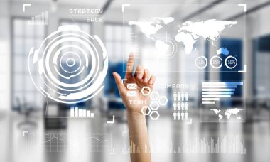 Ekranda medya arayüzü ve arka planda ofis içi çalışan bir kadın eli