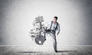 Boş iç mekandaki azimli iş adamı bacak tekmeleme taş figürü ile kırılıyor.