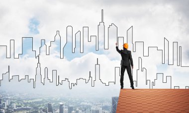 Mühendis adam evin çatısında ayakta 